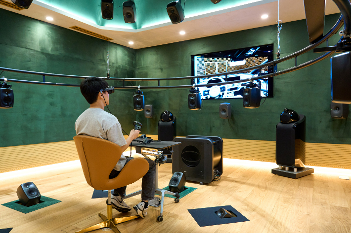 NVH동 몰입음향스튜디오에서 사운드를 평가하는 모습. 현대차그룹 제공 