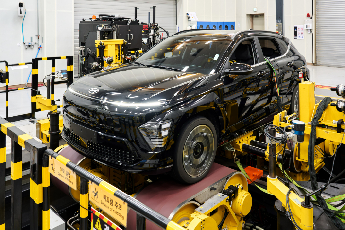 R&H성능개발동 핸들링주행시험기에서 코나 일렉트릭의 핸들링 특성을 시험하는 모습. 현대차그룹 제공