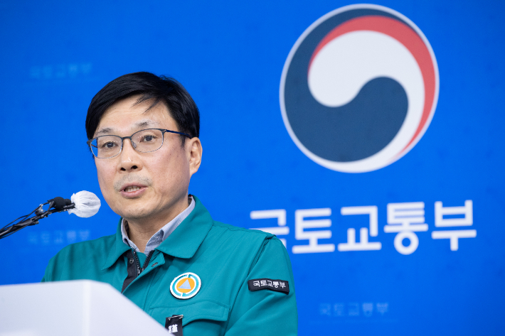 주종완 국토교통부 항공정책실장이 지난해 12월 29일 정부세종청사 국토교통부 기자실에서 무안공항 항공기 사고 관련 브리핑을 하던 모습. 주 실장은 현행 항공철도사고조사위원회 규정상 사조위 상임위원을 겸직하다 참사 수습 과정에서 겸직 사실이 알려져 논란이 된 뒤 조사 업무에서 배제됐다. 사진은 국토교통부 제공