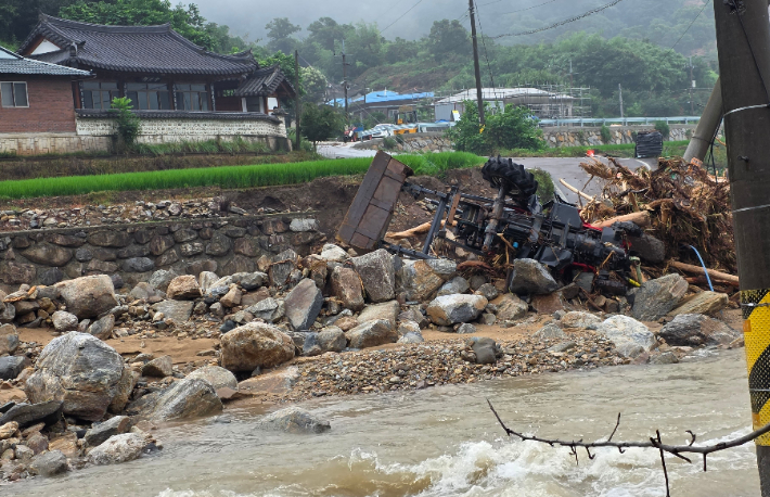 20일 경남 산청군 한 마을 하천에 전날 내린 폭우 영향으로 농기계 등이 빠져 있다. 연합뉴스