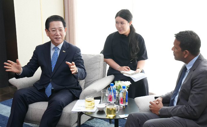 김영록 전남지사가 23일 서울 여의도에서 비노드 파트와리 린데 아태지역 사장과 여수 묘도 블루수소 클러스터 조성 등 관련 논의를 하고 있다. 전라남도 제공 