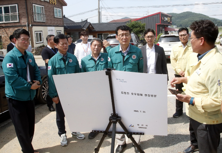 행안부 수해 피해 실태조사단이 아산시 관계자의 설명을 듣고 있다. 아산시 제공