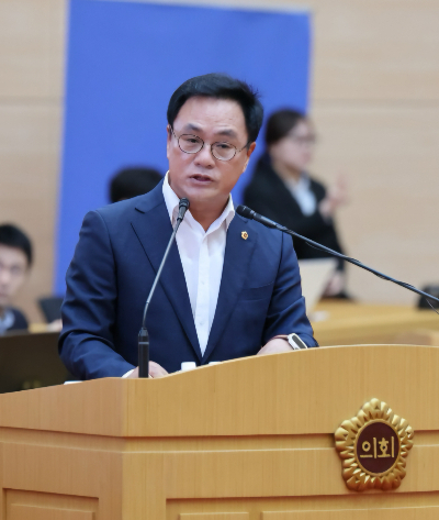 송형곤 전남도의원이 지난 18일 전남도의회 제392회 임시회 제2차 본회의 도정질문을 통해, 전라남도 닥터 헬기 운용 체계의 심각한 구조적 한계를 지적하고 있다. 전남도의회 제공