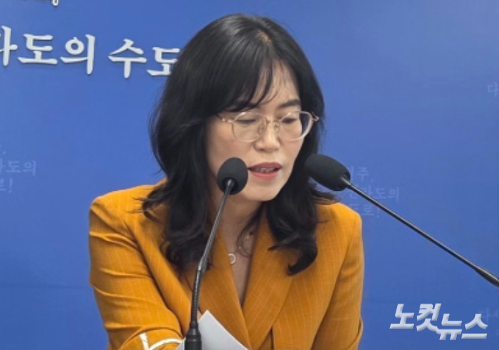 박남미 전주시 도서관평생학습본부장이 24일 시청에서 올해 하반기 독서문화 정책을 설명하고 있다. 최명국 기자