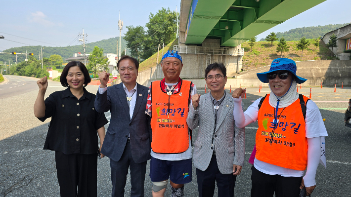 이범식(가운데) 박사가 광주에서 출발해 목적지인 경주 경계지점에 도착해 경주시 관계자들과 기념쵤영을 하고 있다. 경주시 제공