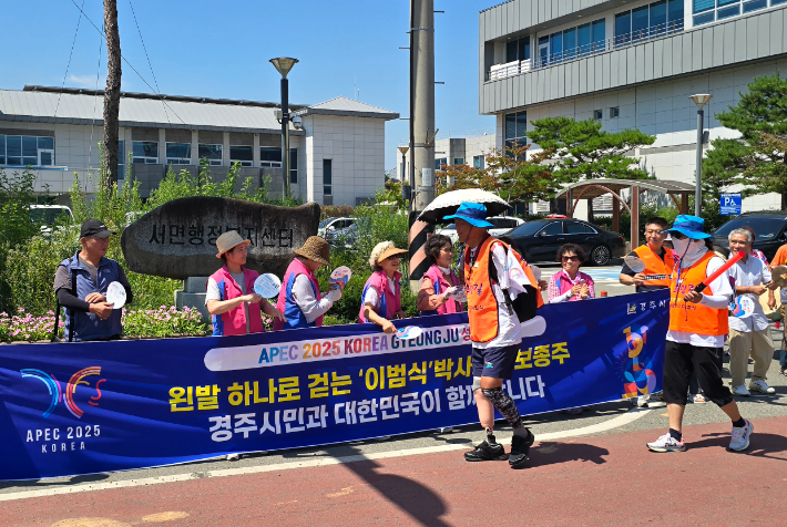 이범식 박사가 경주시 서면행정복지센터 앞을 지나며 주민들의 열띤 응원을 받고 있다. 경주시 제공