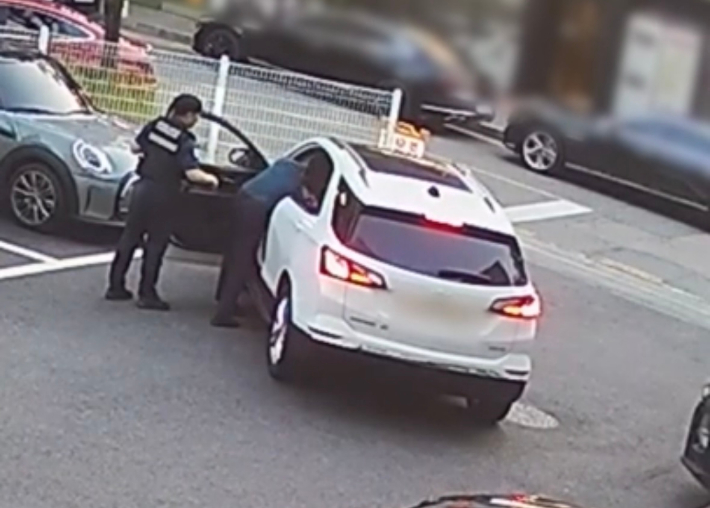  음주운전자가 현장을 떠나려고 하자 경찰이 문을 열어 제지하는 모습. 대전경찰청 제공