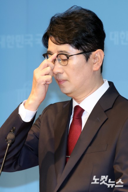 국민의힘 주진우 의원이 24일 서울 여의도 국회 소통관에서 전당대회 당대표 출마선언에 나서며 안경을 마지고 있다.