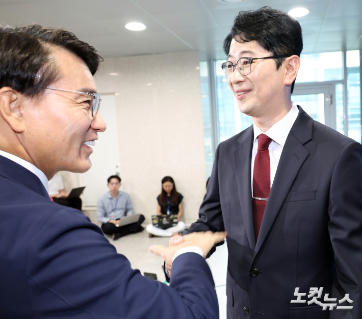 국민의힘 주진우 의원이 24일 서울 여의도 국회 소통관에서 전당대회 당대표 출마선언 기자회견을 마치고 윤상현 의원과 인사를 하고 있다.