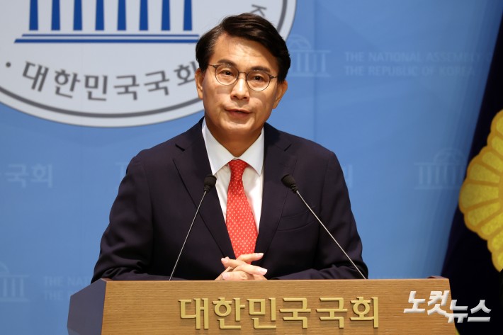 국민의힘 윤상현 의원이 24일 서울 여의도 국회 소통관에서 최근 자신이 주최한 토론회 논란과 관련 사과 기자회견을 하고 있다.