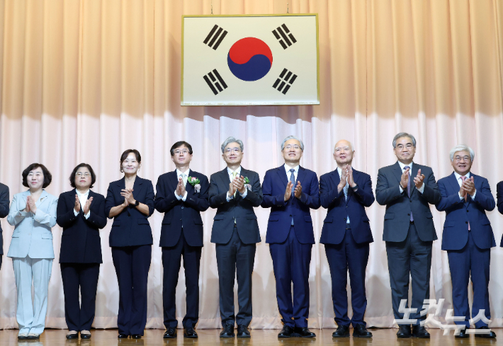 24일 오전 서울 종로구 헌법재판소에서 열린 '김상환 헌법재판소장·오영준 헌법재판관 취임식' 참석자들이 기념촬영 하고 있다. 왼쪽부터 정계선, 이복형, 정정미, 오영준 헌법재판관, 김상환 헌법재판소장, 김형두, 정형식, 조한창, 마은혁 헌법재판관. 황진환 기자