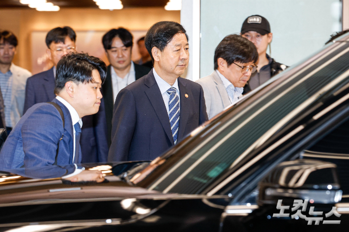 미국 측의 요청으로 한미 2+2 통상 협의가 돌연 연기된 24일 구윤철 경제부총리 겸 기획재정부 장관이 출국을 취소하고 인천국제공항 제2여객터미널을 나서고 있다. 인천공항=박종민 기자