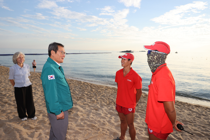 경포해수욕장 현장 점검에 나선 김홍규 강릉시장. 강릉시 제공