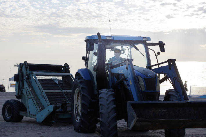 경포해수욕장 현장 점검에 나선 김홍규 강릉시장. 강릉시 제공