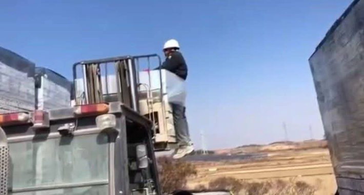 이주노동자, 화물에 묶인 채 지게차로 들려 허공에 둥둥…인권 유린 논란