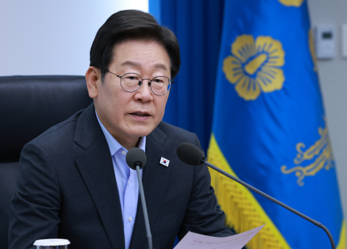 이재명 대통령이 24일 서울 용산 대통령실 청사에서 열린 5차  수석·보좌관 회의에서 발언하고 있다. 연합뉴스