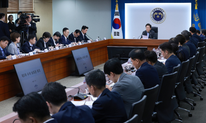 이재명 대통령이 24일 서울 용산 대통령실 청사에서 열린 5차  수석·보좌관 회의를 주재하고 있다. 연합뉴스