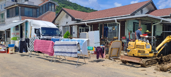 피해 주민 빨래방 차량 지원. 경남도청 제공 