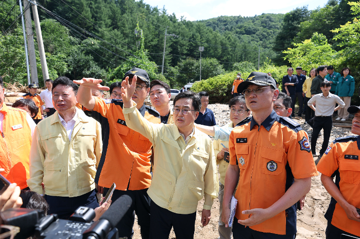 지난 22일 가평군 수해 현장을 다시 찾아 점검하는 김동연 지사. 경기도 제공