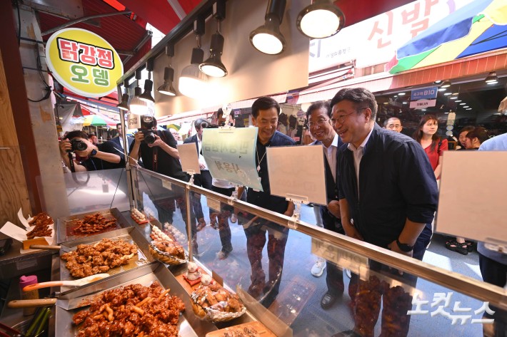 민생회복 소비쿠폰 사용방법 설명하는 행안부 장관