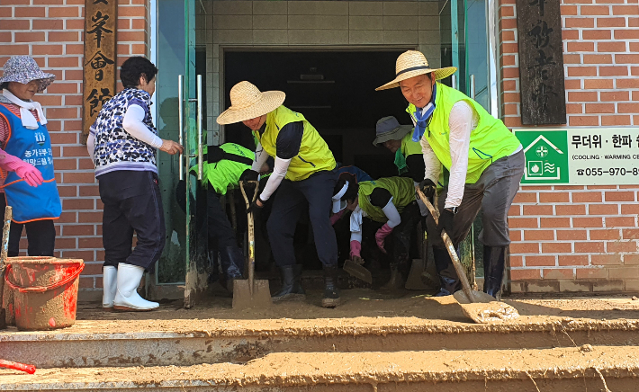 조청래 NH농협은행 경남본부장 등이 침수 피해를 입은 산청군에서 피해복구 일손지원을 하고 있다. 경남농협 제공 
