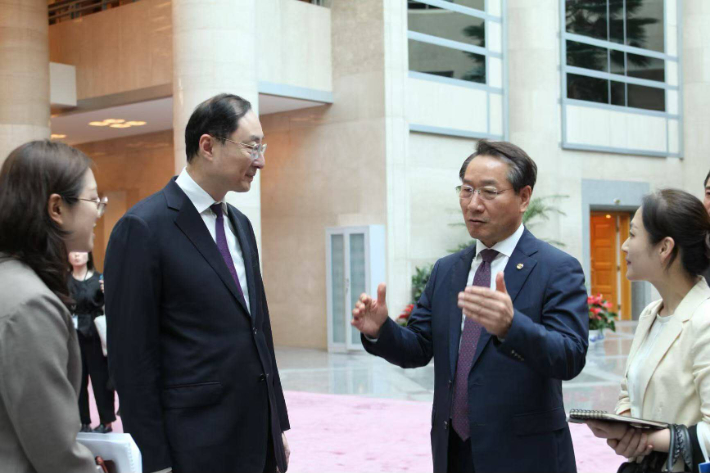 쑨웨이둥 중국 외교부 부부장(차관)과 대화하고 있는 유정복 인천시장. 시도지사협의회 제공