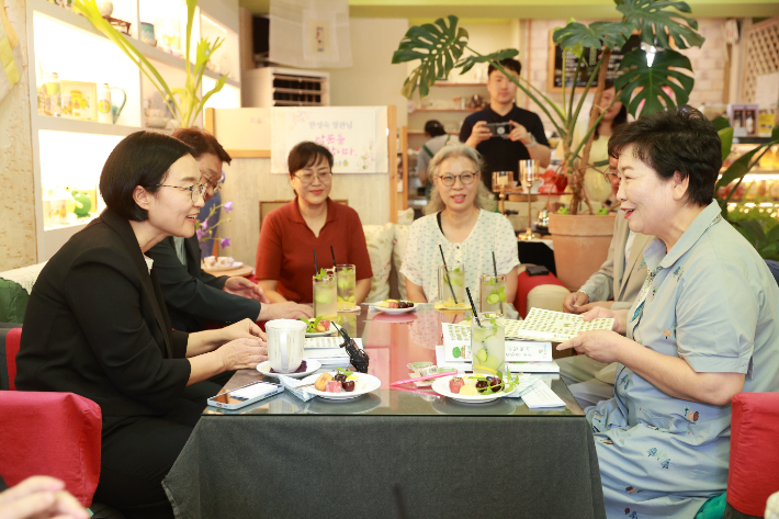 한성숙(왼쪽) 중소벤처기업부 장관이 24일 오후 대전 유성구 은구비서로 골목형 상점가에서 상인들과 이야기를 나누고 있다. 중기부 제공