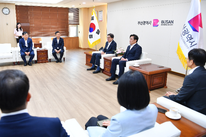 이재명 대통령이 주재하는 25일 부산 타운홀 미팅을 하루 앞두고 박형준 부산시장과 정동만 국민의힘 부산시당위원장이 첫 공식 회동을 가졌다. 부산시 제공