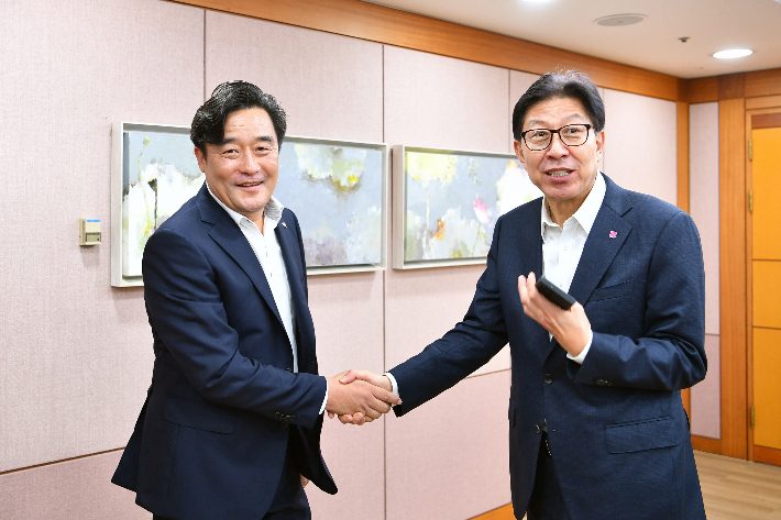 이재명 대통령이 주재하는 부산 타운홀 미팅을 하루 앞둔 24일 박형준 부산시장과 정동만 국민의힘 부산시당위원장이 첫 공식 회동을 가졌다. 부산시 제공