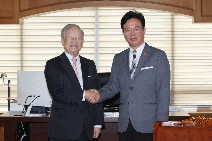 김영훈 고용노동부 장관(오른쪽)이 24일 서울 마포구 한국경영자총협회(경총)를 방문해 손경식 경총 회장과 기념촬영하고 있다. 연합뉴스