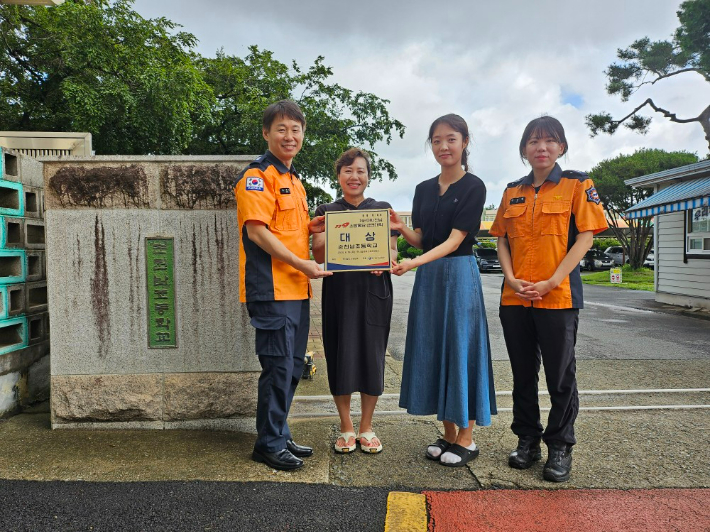 119소방동요대회 대상을 수상한 순천 남초등학교에 현판 전달. 순천소방서 제공