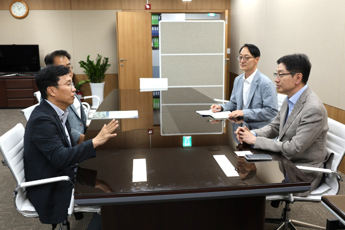 강주엽 행복청장(사진 왼쪽)이 지방시대위원회를 찾아 김경수 위원장(사진 오른쪽)과 면담하고 있다. 행복도시건설청 제공