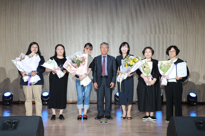 제주다민족문화제에서 수상한 법인산하 기관 우수 사원과 함께 기념촬영을 하는 모습. 이세문 장로 제공