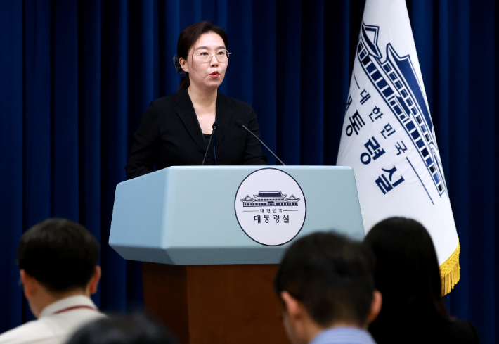 강유정 대통령실 대변인이 24일 서울 용산 대통령실 청사에서 현안 브리핑을 하고 있다. 연합뉴스