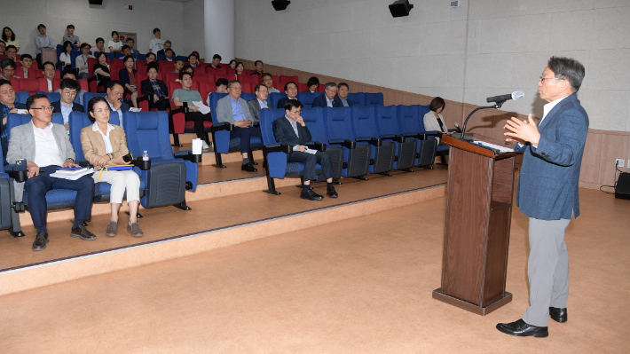 광주시는 24일 오전 '인권감수성 향상을 위한 긴급 자문회의'를 개최한 결과를 바탕으로 이날 오후 광주시 실국장, 산하기관장 등이 참여한 긴급 간부회의를 열어 '4대 개선 방안'을 제시했다. 광주광역시 제공