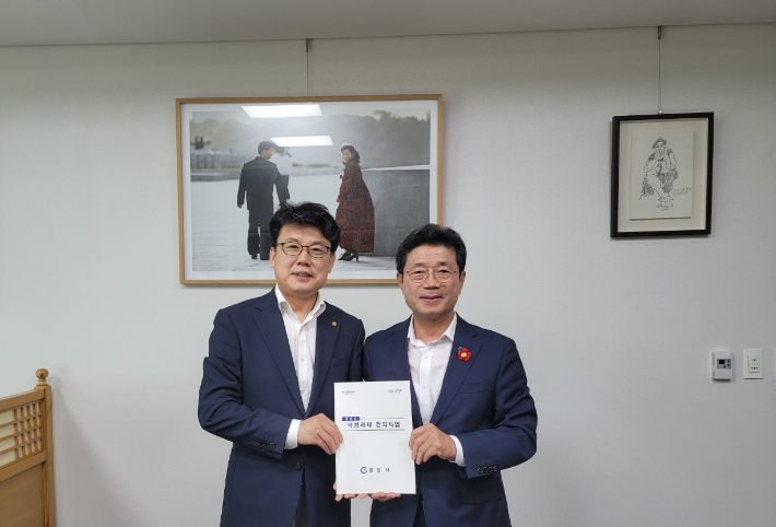 진성준 국정기획위 부위원장(좌), 정인화 광양시장. 광양시 제공 