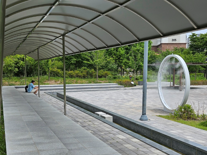 폭염쉼터 수변스탠드. 창원시 제공