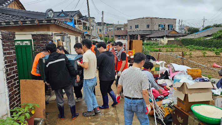 수해 복구에 나선 자원봉사자들. 충남도 제공