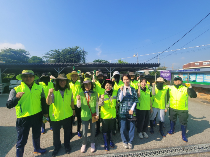 광주광역시 서구시설관리공단은 24일 서구 서창동 일대에서 호우 피해 복구 작업을 실시했다. 광주 서구시설관리공단 제공