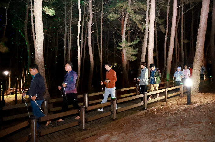 월송정야간 맨발걷기. 울진군 제공