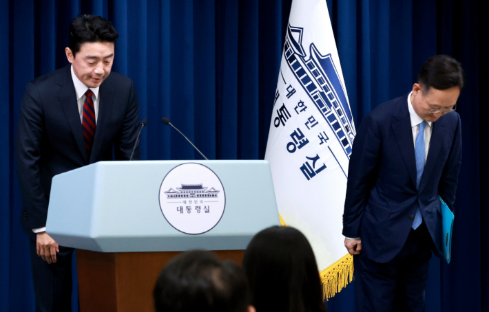 인사하는 대통령비서실장과 민정수석. 연합뉴스