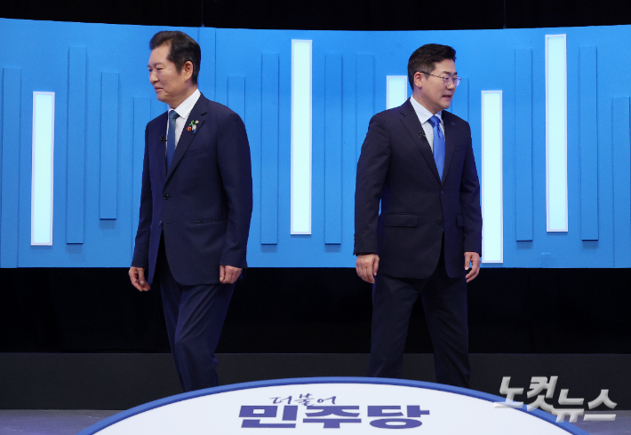 더불어민주당 정청래·박찬대 당대표 후보가 16일 서울 양천구 목동 SBS에서 열린 TV토론회에 앞서 기념촬영을 한 뒤 자리로 돌아가고 있다. 국회사진기자단