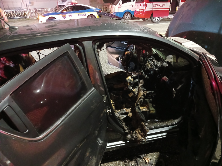 화재로 전소된 차량. 경북소방본부 제공