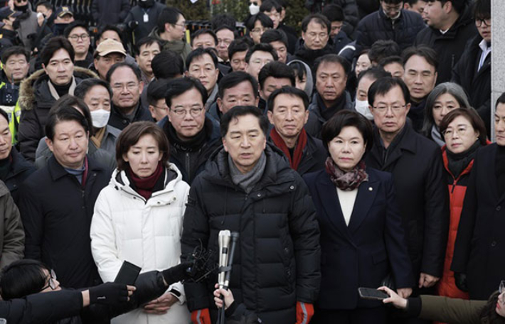 박찬대 "尹 관저 앞 인간방패 45인, 의원직 제명해야"