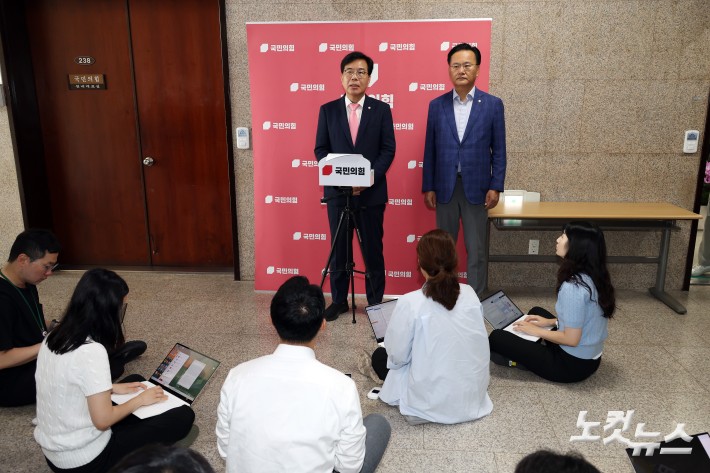 국민의힘 송언석 비상대책위원장 겸 원내대표가 25일 서울 여의도 국회에서 특검의 국민의힘 의원실 압수수색 및 더불어민주당 박찬대 당대표 후보의 윤석열 전 대통령 체포영장 집행 저지에 나섰던 국민의힘 의원 45인에 대한 제명 촉구 결의안 발의에 대한 입장을 발표하고 있다.