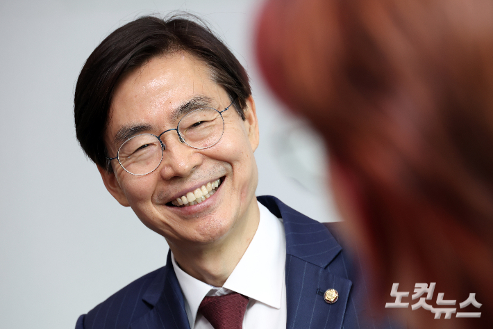 국민의힘 조경태 의원이 21일 서울 여의도 국회 의원회관에서 CBS노컷뉴스와 인터뷰를 하고 있다. 윤창원 기자