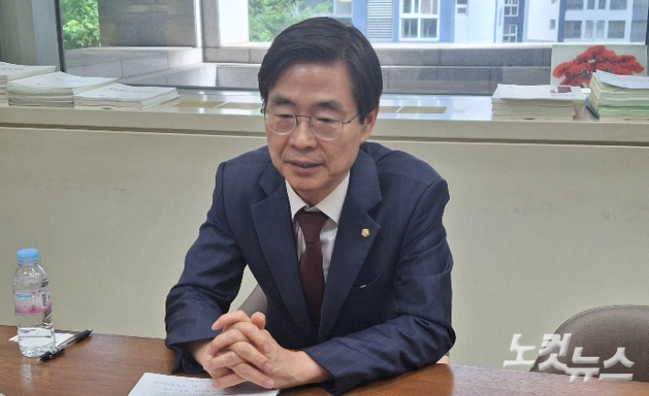 25일 부산에서 국민의힘 당대표 출마 출정식을 앞두고, 부산 정치부 기자들과 간담회를 하고 있는 조경태 의원. 강민정 기자