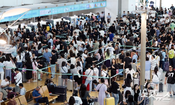 본격 여름휴가 시작…붐비는 인천공항
