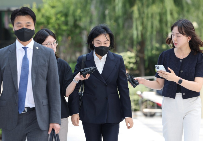 김건희 수행비서 특검 출석…"김여사가 시켰냐" 묻자 묵묵부답