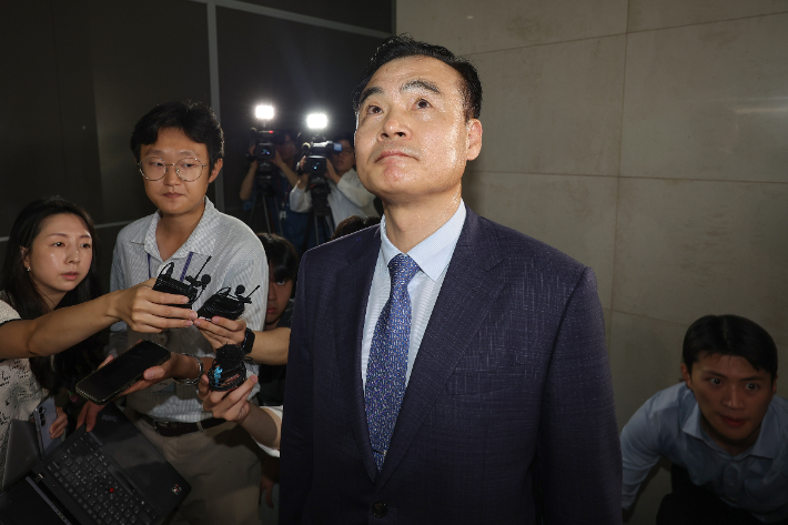 허태근 전 국방부 정책실장이 25일 이명현 순직해병특검팀 조사를 위해 서울 서초구 서초한샘빌딩에 마련된 특검 사무실에 들어서고 있다. 연합뉴스